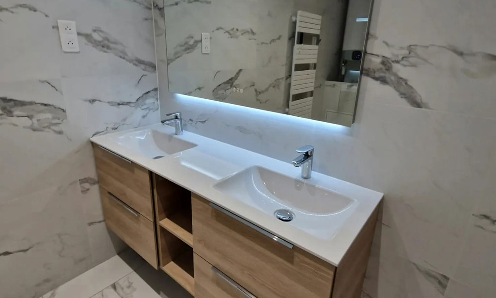 renovation-salle-de-bain-double-vasque-antony-92.jpg Réalisation d'une salle de bain moderne avec double vasque et carrelage marbre par A.M Rénovations à Antony (92).