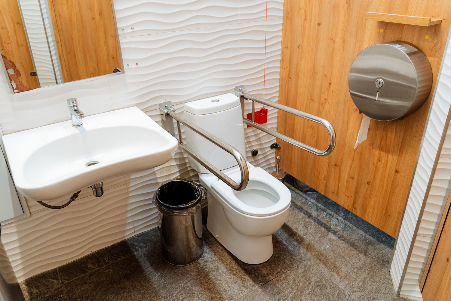 wc-pmr-confort-bois-essonne-91.jpg Installation de WC PMR avec barres de relevage latérales et décoration bois/vagues par un artisan près de Chilly-Mazarin.